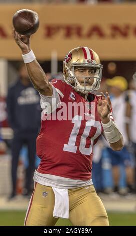 Santa Clara, California, USA. Xxi Dec, 2019. San Francisco 49ers quarterback Jimmy Garoppolo (10) il Sabato, 21 dicembre 2019, a Levis Stadium di Santa Clara, California. Il 49ers sconfitto la Rams 34-31. Credito: Al di Golub/ZUMA filo/Alamy Live News Foto Stock