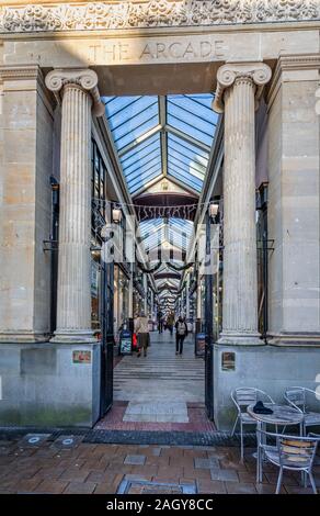 L'Arcade - Il Grade ii Listed Victorian Shopping Arcade in Bristol, Avon, Regno Unito il 21 dicembre 2019 Foto Stock