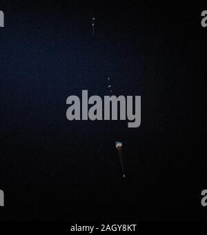 White Sands, Stati Uniti. 22 dicembre, 2019. Il paracadute principale inizia a distribuire come Boeing CST-100 Starliner navicella spaziale scende a terra dopo un breve volo orbitale prova a White Sands Missile Range Dicembre 22, 2019 in White Sands, Nuovo Messico. La Boeing Starliner navicella spaziale non è riuscito a dock con la Stazione Spaziale Internazionale a causa di un orologio interno guasto e tornò presto a terra. Credito: Bill Ingalls/NASA/Alamy Live News Foto Stock