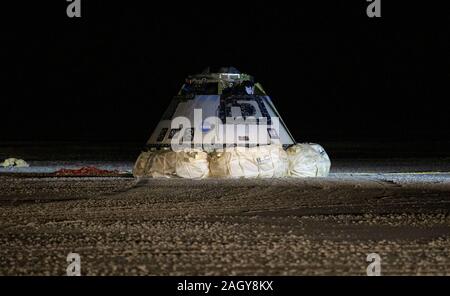 White Sands, Stati Uniti. 22 dicembre, 2019. La Boeing CST-100 Starliner navicella spaziale si appoggia sugli airbag poco dopo essere atterrato dopo un breve volo orbitale prova a White Sands Missile Range Dicembre 22, 2019 in White Sands, Nuovo Messico. La Boeing Starliner navicella spaziale non è riuscito a dock con la Stazione Spaziale Internazionale a causa di un orologio interno guasto e tornò presto a terra. Credito: Bill Ingalls/NASA/Alamy Live News Foto Stock