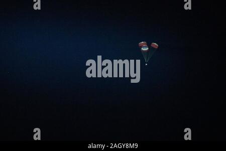 White Sands, Stati Uniti. 22 dicembre, 2019. La Boeing CST-100 Starliner navicella spaziale con implementati i paracadute e airbag scende a terra dopo un breve volo orbitale prova a White Sands Missile Range Dicembre 22, 2019 in White Sands, Nuovo Messico. La Boeing Starliner navicella spaziale non è riuscito a dock con la Stazione Spaziale Internazionale a causa di un orologio interno guasto e tornò presto a terra. Credito: Aubrey Gemignani/NASA/Alamy Live News Foto Stock