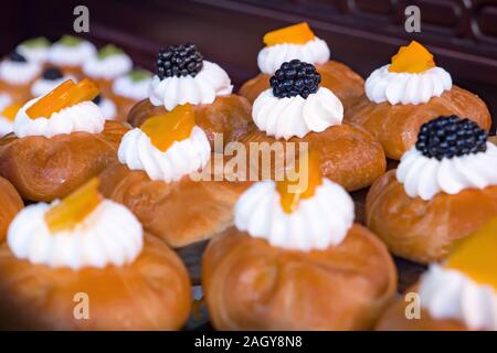 Food catering. Regali per le feste. Dolci per i bambini. Sfondo di panetteria. Concetto di pasticceria. Sfoglia per i bambini. I dolci Kosher. Cucina gourmet culinario Buffet. Cibo sano. I cookie con frutti di bosco Foto Stock