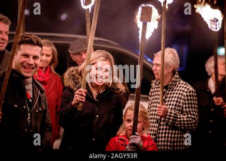 East Hoathly, UK. 22 dicembre, 2019. Gli abitanti di un villaggio di lavorazione a lume di torcia dal Kings Head pub A Christmas Carol service presso east hoathly chiesa in East Sussex, Regno Unito. Credito: Jim Holden/Alamy Live News Foto Stock