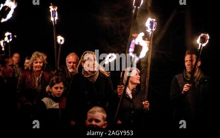 East Hoathly, UK. 22 dicembre, 2019. Gli abitanti di un villaggio di lavorazione a lume di torcia dal Kings Head pub A Christmas Carol service presso east hoathly chiesa in East Sussex, Regno Unito. Credito: Jim Holden/Alamy Live News Foto Stock