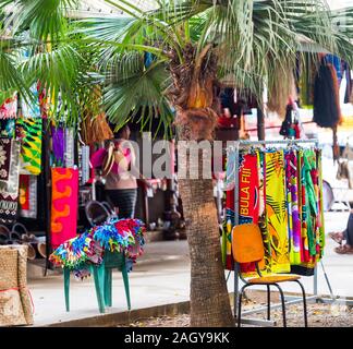 Multi-i tessuti colorati nel mercato locale, Fiji. Con il fuoco selettivo Foto Stock