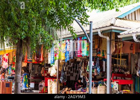 Multi-i tessuti colorati nel mercato locale, Isole Figi Foto Stock