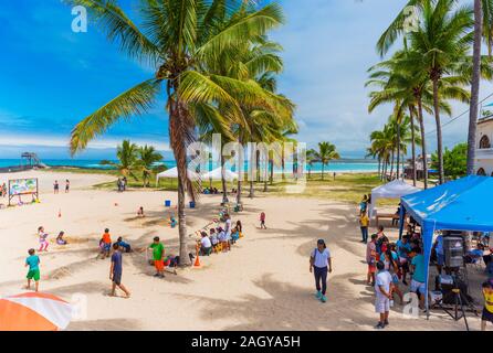 Isola GALAPAGOS, ISLA ISABELA - luglio 2, 2019: gruppo di persone su una spiaggia di sabbia Foto Stock