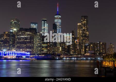 Tempo di esposizione lungo di New York City Manhattan skyline del centro di notte vista dal Ponte di Brooklyn Park Foto Stock