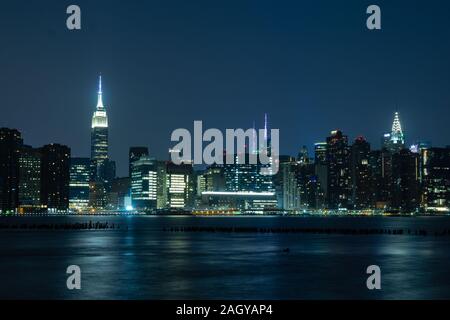 Tempo di esposizione lungo di New York City Manhattan Midtown skyline notturno visto dal Parco del trasmettitore Foto Stock