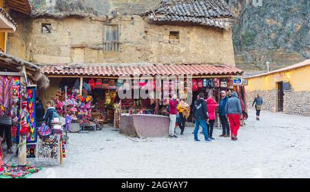 OLLANTAYTAMBO, Perù - Giugno 26, 2019: negozi di souvenir in centro storico Foto Stock