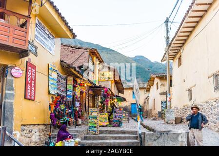 OLLANTAYTAMBO, Perù - Giugno 26, 2019: negozi di souvenir in centro storico Foto Stock