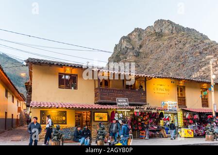 OLLANTAYTAMBO, Perù - Giugno 26, 2019: negozi di souvenir nel centro della città Foto Stock