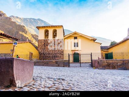 OLLANTAYTAMBO, Perù - Giugno 26, 2019: Chiesa nella parte storica della città Foto Stock