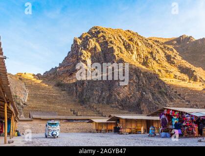 OLLANTAYTAMBO, Perù - Giugno 26, 2019: Souvenir shop sullo sfondo di paesaggi di montagna Foto Stock