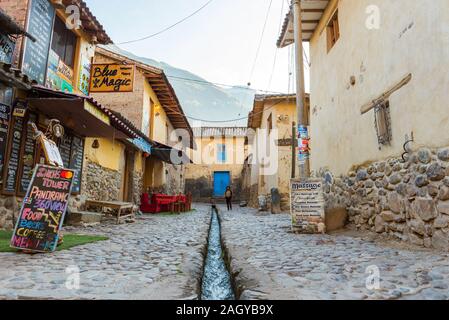 OLLANTAYTAMBO, Perù - Giugno 26, 2019: vista della strada di città con un canale di acqua Foto Stock