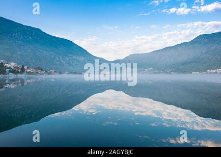 Una vista della Baia di Kotor dal villaggio di Dobrota verso la città di Cattaro, Montenegro. Foto Stock