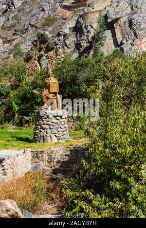 OLLANTAYTAMBO, Perù - Giugno 26, 2019: Golden Inca statua. In verticale Foto Stock