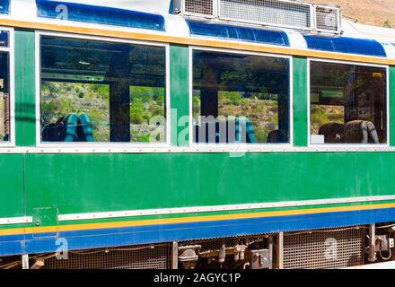 OLLANTAYTAMBO, Perù - Giugno 26, 2019: treno in stazione. Close-up Foto Stock