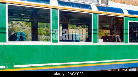 OLLANTAYTAMBO, Perù - Giugno 26, 2019: treno in stazione. Close-up Foto Stock