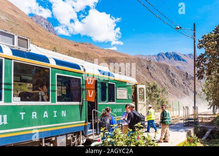 OLLANTAYTAMBO, Perù - Giugno 26, 2019: Turisti alla stazione ferroviaria nei pressi della stazione Foto Stock