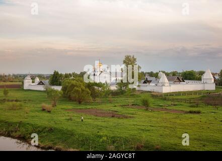 Vista del monastero Pokrovsky in serata primaverile. Santo intercessione Convento di Suzdal. Il vecchio monastero russo sulle rive del fiume Kamenka. Suzdal, Golde Foto Stock