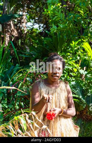 Isola di Tanna, Vanuatu - Luglio 21, 2019: Ritratto di una donna con un fiore nel villaggio di Yakel. Verticale. Con il fuoco selettivo Foto Stock