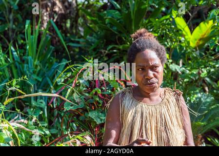 Isola di Tanna, Vanuatu - Luglio 21, 2019: Ritratto di una donna nel villaggio di Yakel. Con il fuoco selettivo Foto Stock