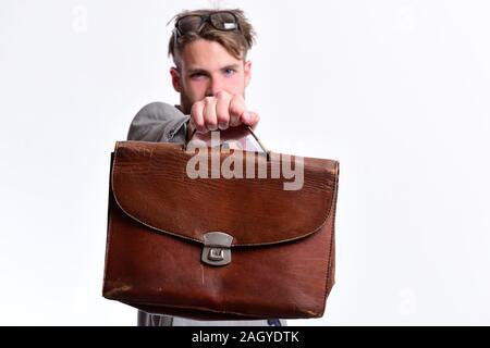 Nerd indossando giacca classica. Uomo con valigetta isolati su sfondo bianco. Insegnante di gravi o lavoratore con setola in nerd occhiali. Stile accademico e il concetto di business. Foto Stock