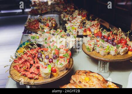 Un assortimento di piatti Cinesi. Tagliatelle cinesi, riso fritto, gnocchi, anatra alla pechinese, dim sum, involtini primavera. Famosa cucina Cinese piatti sulla tavola. Top vie Foto Stock