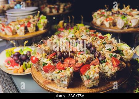 Un assortimento di piatti Cinesi. Tagliatelle cinesi, riso fritto, gnocchi, anatra alla pechinese, dim sum, involtini primavera. Famosa cucina Cinese piatti sulla tavola. Top vie Foto Stock