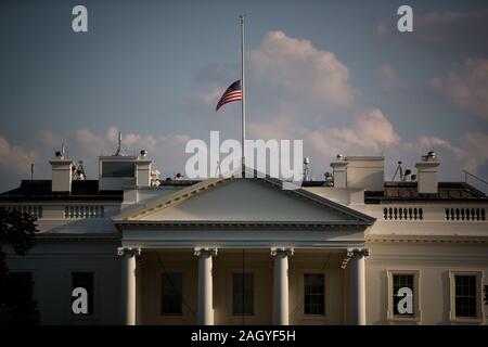 (191222) -- NEW YORK, Dicembre 22, 2019 (Xinhua) -- Un STATI UNITI bandiera nazionale vola a mezz asta al di sopra della Casa Bianca a piangere le vittime di tiri di massa a El Paso e Dayton, Washington, DC, Stati Uniti, su Agosto 4, 2019. I due tiri di massa negli Stati Uniti a sinistra 31 morti e decine di feriti. Come gli ultimi giorni dell'anno approccio, gli americani si trovano di fronte a una pietra miliare grim -- vi sono già stati più tiri di massa nel 2019 di quelli che ci sono giorni in tutto l'anno. Come di dic. 22, ci sono stati 404 casi di riprese di massa negli Stati Uniti, secondo la violenza pistola Archive Foto Stock