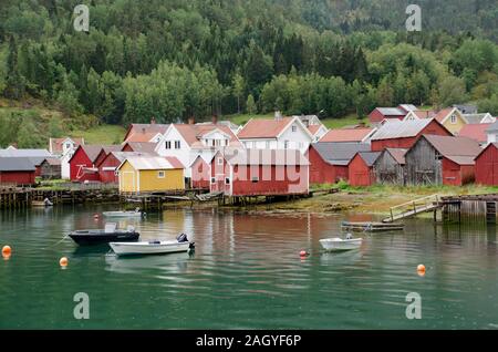 Solvorn è un borgo nel Comune di lucentezza in Sogn og Fjordane county, Norvegia. Si tratta di un idilliaco la pesca e gite in barca vacanza cittadina. Foto Stock