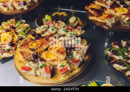 Un assortimento di piatti Cinesi. Tagliatelle cinesi, riso fritto, gnocchi, anatra alla pechinese, dim sum, involtini primavera. Famosa cucina Cinese piatti sulla tavola. Top vie Foto Stock