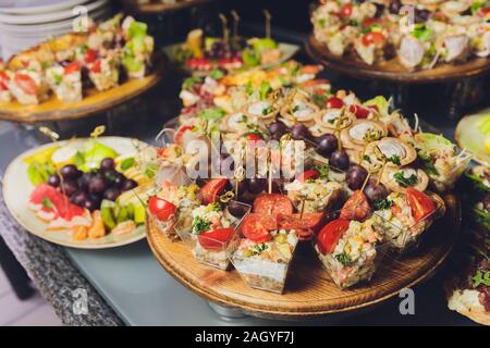 Un assortimento di piatti Cinesi. Tagliatelle cinesi, riso fritto, gnocchi, anatra alla pechinese, dim sum, involtini primavera. Famosa cucina Cinese piatti sulla tavola. Top vie Foto Stock