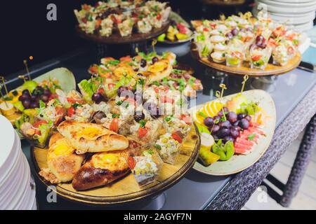 Un assortimento di piatti Cinesi. Tagliatelle cinesi, riso fritto, gnocchi, anatra alla pechinese, dim sum, involtini primavera. Famosa cucina Cinese piatti sulla tavola. Top vie Foto Stock