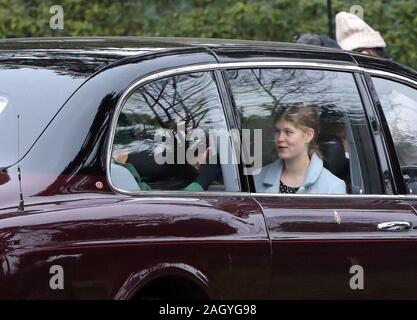 Signora Louise Windsor hanno partecipato alla Basilica di Santa Maria Maddalena in chiesa la domenica mattina il servizio in Sandringham. Attualmente, il Principe Filippo (Duca di Edimburgo), è ricoverata in ospedale a Londra, ma spera di tornare a Sandringham per Natale con la famiglia reale. Queen Elizabeth II frequenta la chiesa, Sandringham, Norfolk, il 22 dicembre 2019. Foto Stock