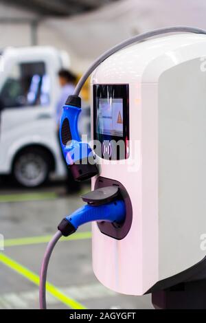 Elettrici moderni caricabatterie rapido agile per apparecchiature elettriche o ibrido PHEV automobili. L'energia del futuro il potere. Ecologia friendly caricabatterie. Pulire il concetto di ecologia Foto Stock