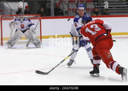 Trinec, Repubblica Ceca. 22 Dic, 2019. L-R Portiere Samuel Vyletelka e Oliver Okuliar (SVK) e Jakub Lauko (CZE) in azione durante una partita preliminare Repubblica Ceca vs Slovacchia prima dell'IIHF 2020 Mondo Junior di Hockey su ghiaccio campionati, in Trinec, Repubblica Ceca, domenica 22 dicembre, 2019. Credito: Petr Sznapka/CTK foto/Alamy Live News Foto Stock