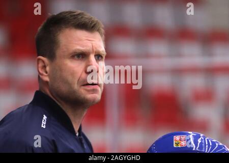 Trinec, Repubblica Ceca. 22 Dic, 2019. Ceco head coach Vaclav Varada in una fase preliminare di match Repubblica Ceca vs Slovacchia prima dell'IIHF 2020 Mondo Junior di Hockey su ghiaccio campionati, in Trinec, Repubblica Ceca, domenica 22 dicembre, 2019. Credito: Petr Sznapka/CTK foto/Alamy Live News Foto Stock