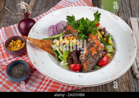 Salmone alla griglia con insalata e semi di Chia. Super. Cibo sano. Vista dall'alto. Spazio libero per il tuo testo. Foto Stock