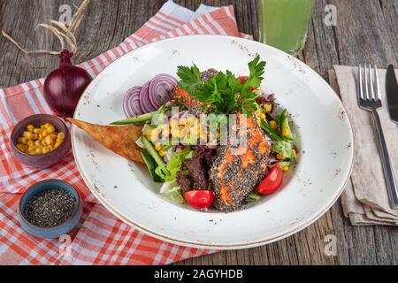 Salmone alla griglia con insalata e semi di Chia. Super. Cibo sano. Vista dall'alto. Spazio libero per il tuo testo. Foto Stock