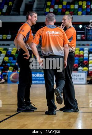 Londra, Regno Unito. 22 Dic, 2019. La partita arbitri conferire durante la BBL Championship match tra Londra Lions e Sheffield squali alla casella di rame Arena, Londra, Regno Unito il 22 dicembre 2019. Foto di Phil Hutchinson. Solo uso editoriale, è richiesta una licenza per uso commerciale. Nessun uso in scommesse, giochi o un singolo giocatore/club/league pubblicazioni. Credit: UK Sports Pics Ltd/Alamy Live News Foto Stock