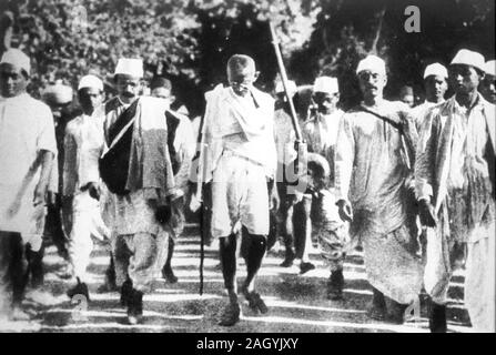 Il Mahatma Gandhi durante il sale marzo, India Foto Stock