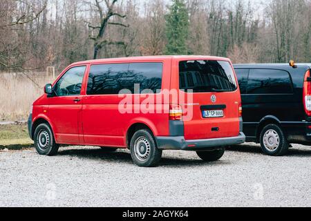 Strasburgo, Francia - Jan 7, 2019: lato vista posteriore di due furgoni Volkswagen Transporter rosso e una Mercedes-Benz Viano auto Foto Stock