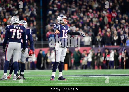 Foxborough, Massachusetts, STATI UNITI D'AMERICA. Xxi Dec, 2019. New England Patriots quarterback Tom Brady (12) riduce la folla durante la NFL partita di calcio tra le fatture della Buffalo e il New England Patriots al Gillette Stadium di Foxborough, Massachusetts. I patrioti sconfiggere le bollette 24-17. Eric Canha/CSM/Alamy Live News Foto Stock