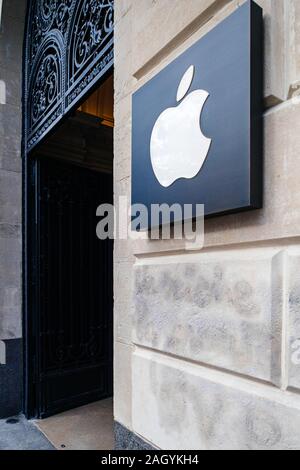 Parigi, Francia - Mar 19, 2019: Computer Apple logotipo insegne accanto all'entrata dell'iconico Apple Store sugli Champs Elysee - inclinazione obiettivo di cambio utilizzato Foto Stock
