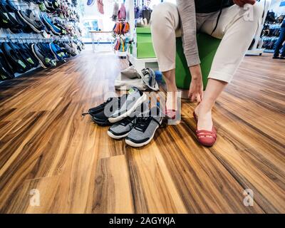 Lione Francia 8 Sep 2019 giovane donna la misurazione piu confortevole Crocs scarpe all interno del dedicato Crocs store pavimento in parquet Foto stock Alamy