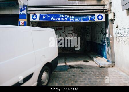 Parigi, Francia - Mar 19, 2019: Bianco van vicino danneggiato l'entrata del parcheggio a pochi metri dal viale degli Champs Elysees di Parigi Foto Stock