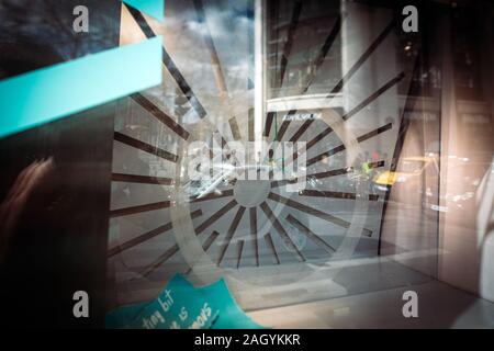 Parigi, Francia - Mar 19, 2019: Vuoto fashion store vetrina durante le giacche gialle circolazione giorni a Parigi, Francia Foto Stock