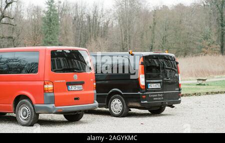 Strasburgo, Francia - Jan 7, 2019: parte posteriore vista laterale di due nuovi passeggeri furgoni lusso una Volkswagen Transporter rosso e una Mercedes-Benz Viano auto Foto Stock